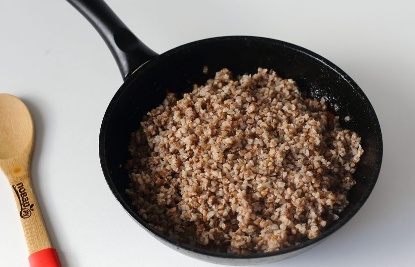 1. Этап. Гречка по-бакински: Добавьте к овощам гречку.