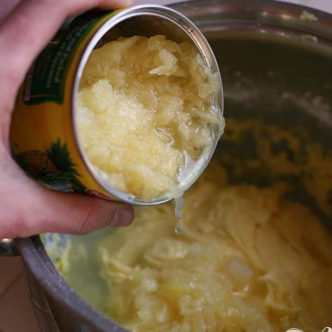 1. Этап. Бабушкин фруктовый пирог: Добавьте воды и измельчённые консервированные ананасы (вместе с соком).