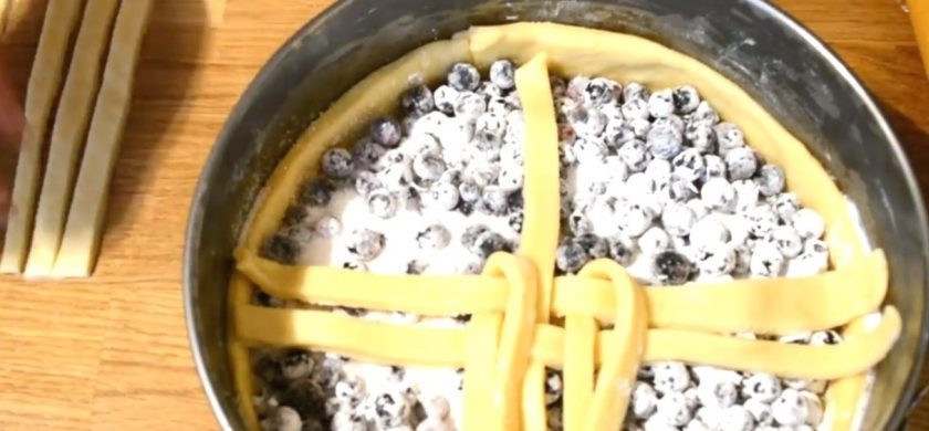 1. Этап. Лимбургский флай: 6. Украсьте пирог сверху, выложив из теста решетку. По желанию сформируйте из теста цветки и лепестки и также украсьте ими пирог. Смажьте верх пирога слегка взболтанным яйцом.