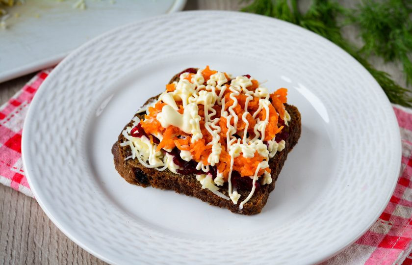 1. Этап. Селедка под шубой на хлебе: Следом присыпьте хлеб морковкой и добавьте майонез.