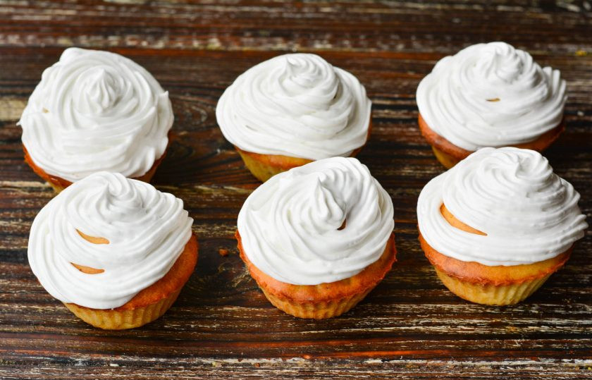 1. Этап. Сливочные капкейки: Остывшие капкейки украсьте кремом, используя для этого кондитерский мешок.