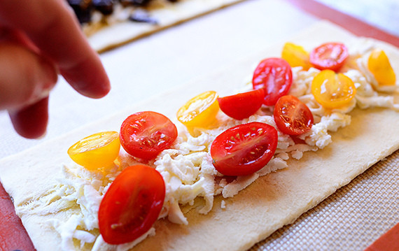 1. Этап. Слоеная пицца с грибами: Можно сделать сопутствующую пиццу с помидорами.