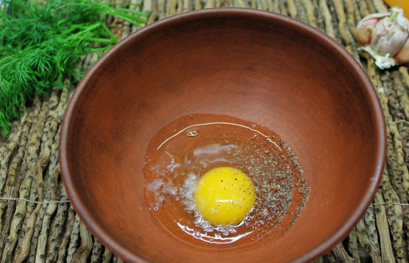 1. Этап. Пшеничные котлеты: 2. В миске вбиваем яйцо, добавляем соль и перец.