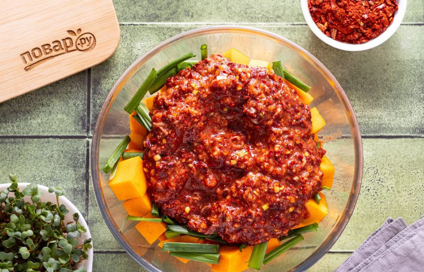 1. Этап. Кимчи из тыквы: Переложите тыкву в большую глубокую миску, добавьте нарезанный палочками зеленый лук.