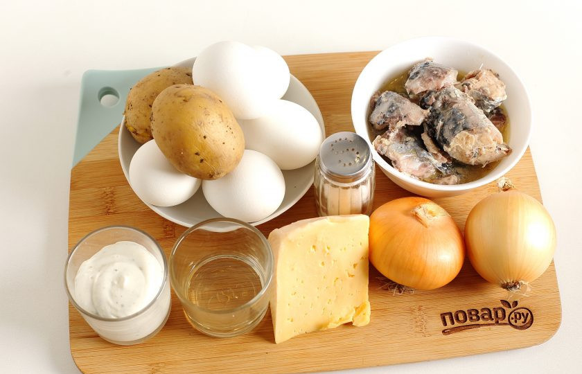 1. Этап. Салат Мышиная радость: Подготовьте все ингредиенты. Яйца и картофель отварите заранее, остудите.