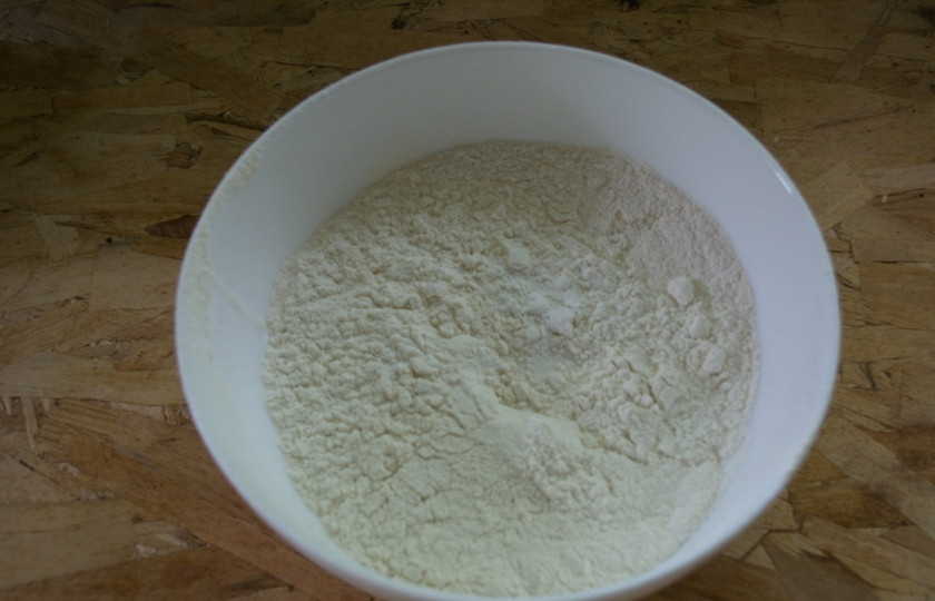 1. Этап. Хычины с сыром и зеленью: Пшеничную муку просеять. Добавить соль и разрыхлитель (можно гашеную уксусом или лимонным соком соду).