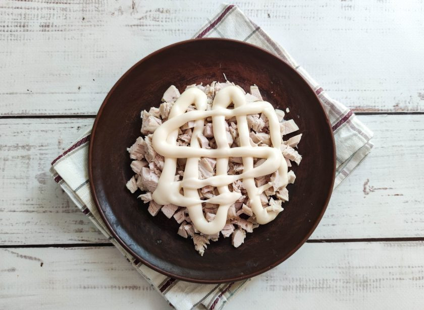 1. Этап. Салат Броненосец: Слой из курицы посолите и смажьте майонезом.