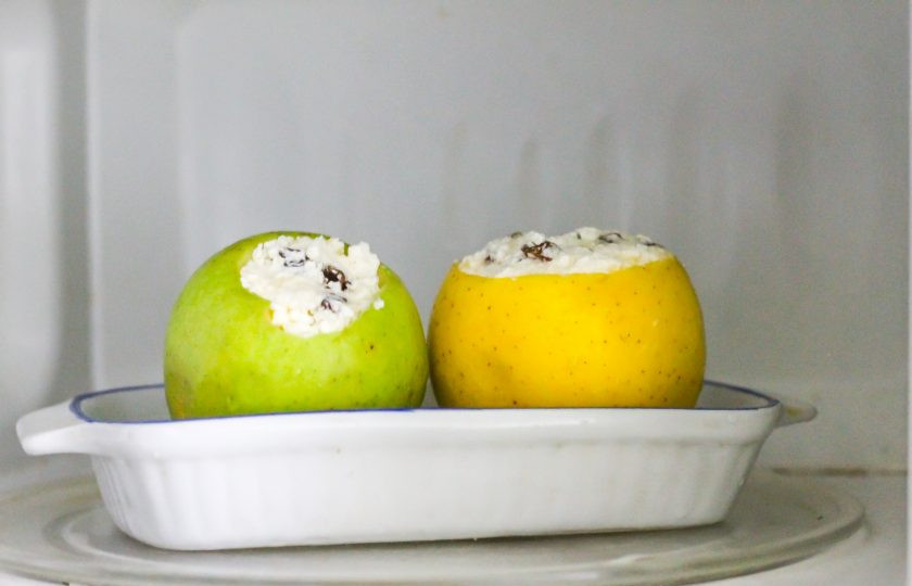 1. Этап. Яблоки с творогом запеченные в микроволновке: Поместите заготовки на тарелку или блюдо без золотистых или металлических полосок. Поместите блюдо в микроволновку на 3-4 минуты. Желательно накрыть емкость специальной крышкой для микроволновки. Время готовности блюда определяйте по мощности вашей техники.