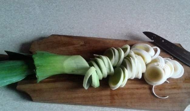 1. Этап. Лук тушеный: Лук-порей промойте, обсушите и мелко нашинкуйте колечками.