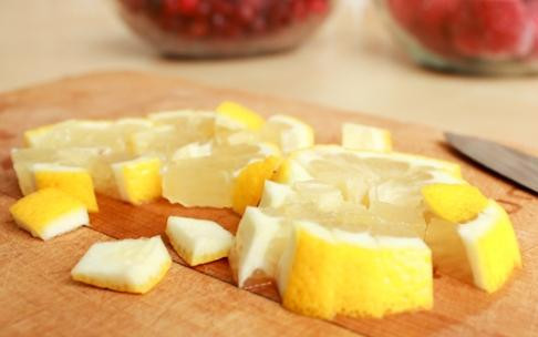 1. Этап. Фруктовый сорбет: Один банан и половину лимона нарезаем кубиками и отправляем замораживаться в морозильную камеру. Если клубника и клюква у вас свежие - тоже отправляем в морозилку. Часов на 5-6.