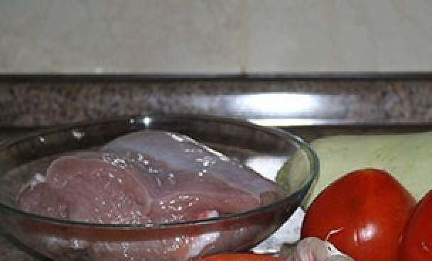 1. Этап. Рагу из индейки с овощами: 1. Это блюдо очень вкусное, легкое и в то же время очень сытное. В данном случае я решила приготовить рагу из индейки с овощами в духовке.