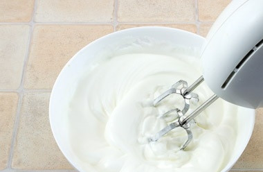 1. Этап. Австрийский торт Захер: В другой миске взбейте миксером белки с оставшимся сахаром.