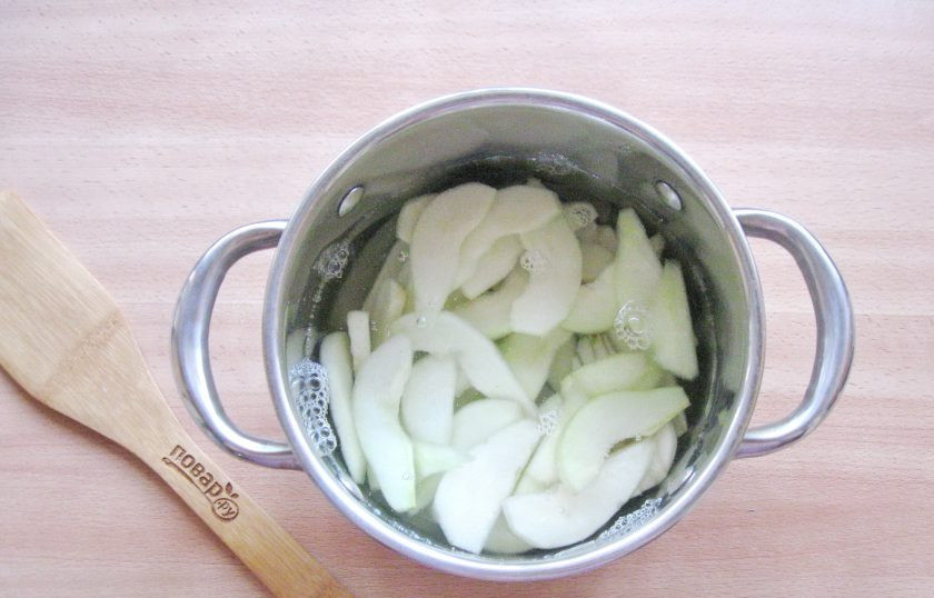 1. Этап. Грушевый кисель: Залейте груши водой.