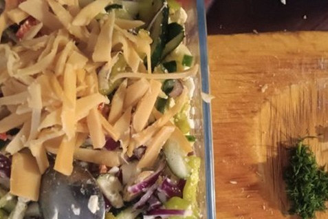 1. Этап. Салат с кальмарами: Укроп и чеснок измельчить как можно мелко. И сверху в миску по всем ингредиентам!