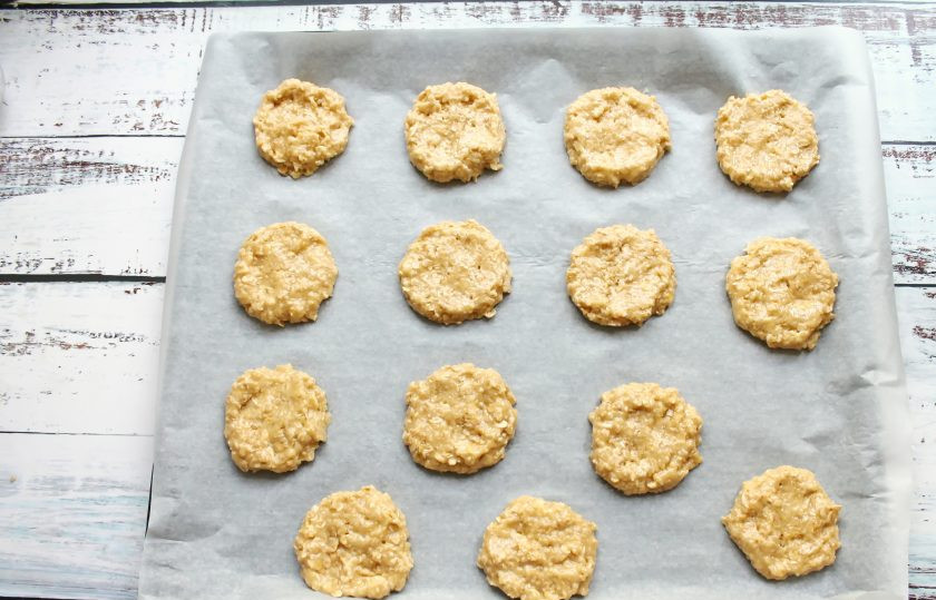 1. Этап. Овсяное печенье Анне Вески: Противень застелите пергаментом и столовой ложкой выкладывайте тесто на расстоянии, придавая круглую форму.