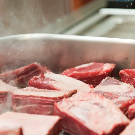 1. Этап. Тушеные говяжьи ребрышки: 1. Хорошенько разогрейте большую сковороду с оливковым маслом. Выложите в нее ребрышки. Посолите и поперчите (не жалейте ни перца, ни соли!).