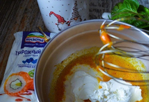 1. Этап. Тыквенно-шпинатные оладьи на творожном сыре: Добавить творожный сыр и молоко, пробить.