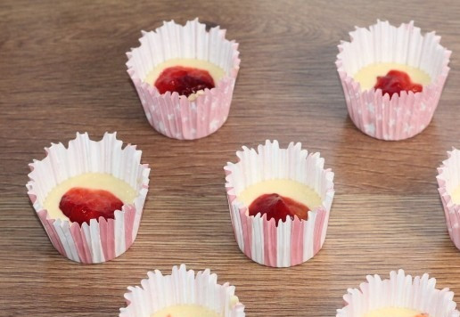 1. Этап. Кекс с кремом из творожного сыра: 12. Затем кладем 1/4 часть сливы, либо другие фрукты по вашему вкусу.