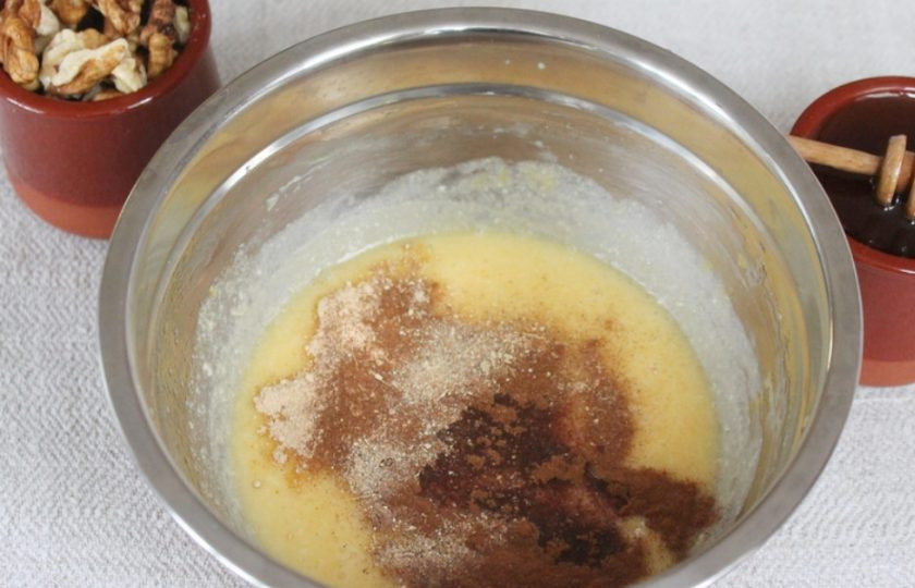 1. Этап. Пряники с грецкими орехами: Добавляем молотые пряности. У меня корица, имбирь, мускатный орех и кардамон.