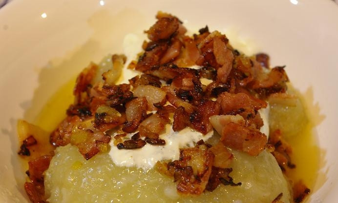 1. Этап. Цеппелины: К готовым цапеллинам добавьте сметану и зажарку. Приятного аппетита!