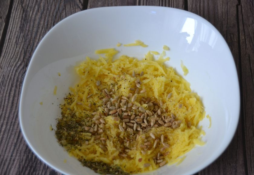 1. Этап. Драники на молоке: Добавьте соль, перец, ядра подсолнечника, базилик.