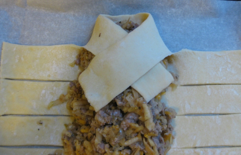 1. Этап. Рулет из слоеного бездрожжевого теста: 2. Теперь аккуратно заворачиваем надрезанные края, чтобы получалась 