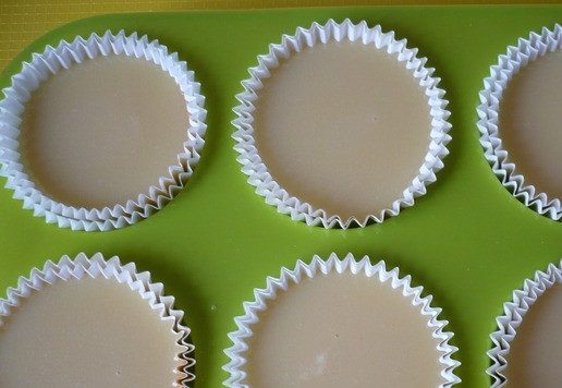 1. Этап. Творожный десерт: Готовой лазурью, залить приготовленные десерты. На один десерт надо примерно 3 чайные ложки глазури. Убрать десерты в холодильник для застывания минимум на 3–4 часа, а лучше на ночь.