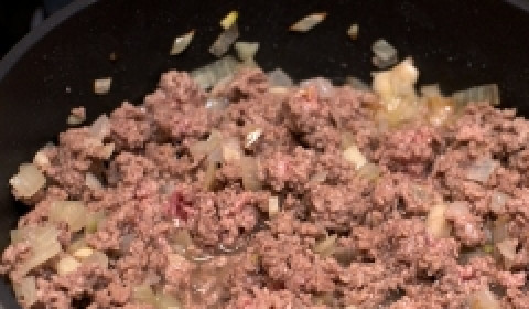 1. Этап. Каннеллони с курицей и грибами: 3. Когда лук зарумяниться, можно добавить наш курино-грибной фарш. Солим и перчим по вкусу.