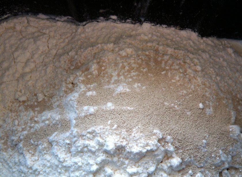 1. Этап. Нежные пшенные лепешки: Загружать продукты в ведерко хлебопечки следует согласно инструкции к вашей модели.