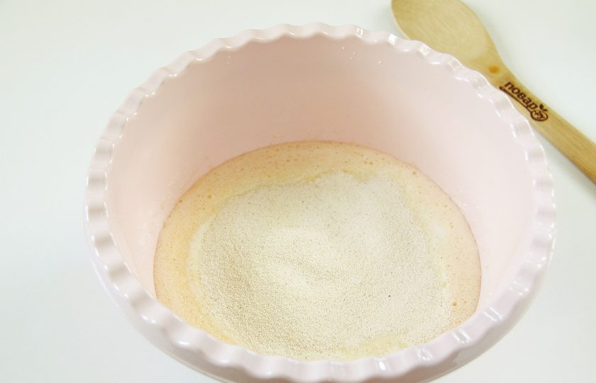 1. Этап. Манник с изюмом на кефире: Перемешайте и добавьте манку.