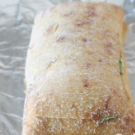 1. Этап. Бутерброды с базиликовым маслом: 3. Сложить половинки вместе и завернуть в алюминиевую фольгу. Запекать в духовке при 200 градусах 10 минут.