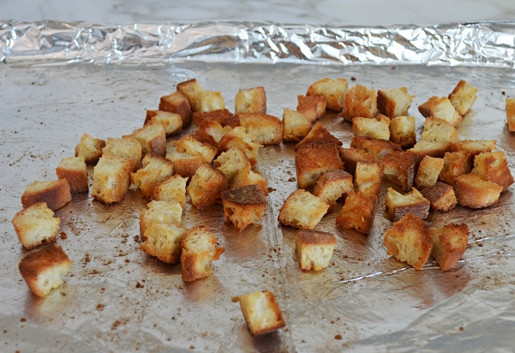 1. Этап. Крем-суп с брокколи и сыром: 12. Запекайте гренки при 190 градусах в течение 10-15 минут в духовке.