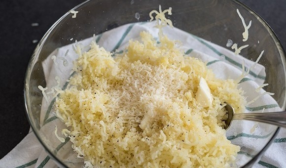 1. Этап. Картофельный пирог с зеленым горошком: 2. Из картофеля сделайте пюре, добавьте половину тертого пармезана, соль, перец черный молотый, сливочное масло и все перемешайте.