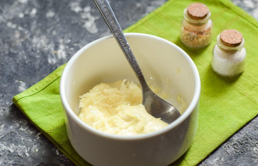 1. Этап. Салат Необыкновенная нежность: Чеснок очистите и пропустите через пресс. Соедините чеснок с майонезом, перемешайте.