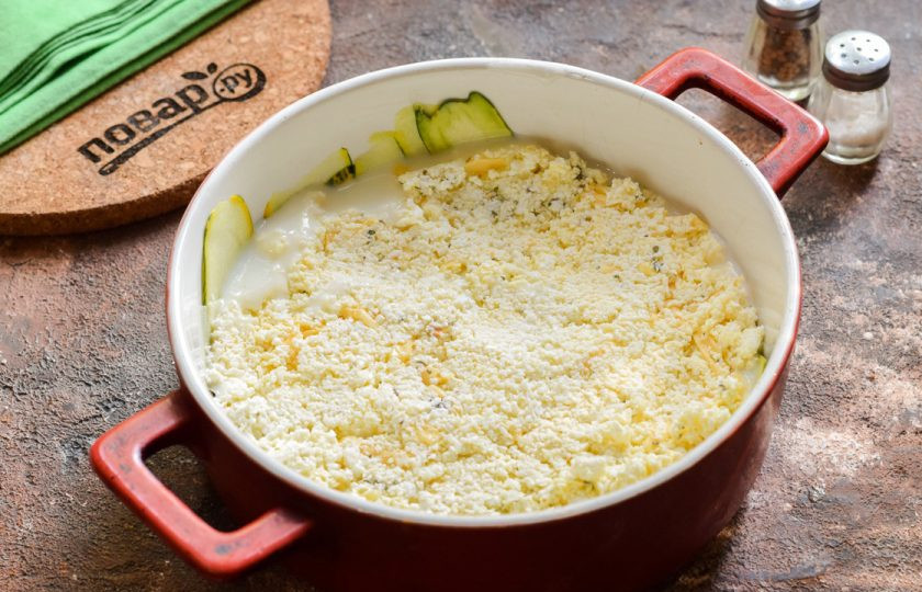 1. Этап. Лазанья из кабачков с рикоттой: Выложите половину сырной массы.