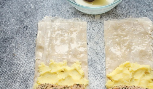 1. Этап. Рулетики-пирожки из теста фило: Разделите картофельное пюре на количество разрезанных частей. Разложите картофельное пюре на одну сторону до середины. На край с картошкой полоску обжаренной индейки.