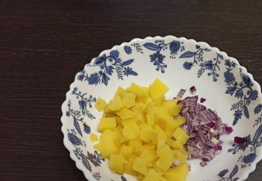 1. Этап. Овощной салат с сырно-чесночной заправкой: Картофель, морковь и свеклу сварить и охладить. Нарезать картофель и салатный лук кубиком.