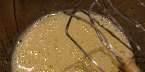 1. Этап. Кефирный пирог за 5 минут: 1. Вбиваем в миску яйца. Добавим соль, сахар, разрыхлитель. Взбиваем до однородности. добавим кефир, перемешаем.