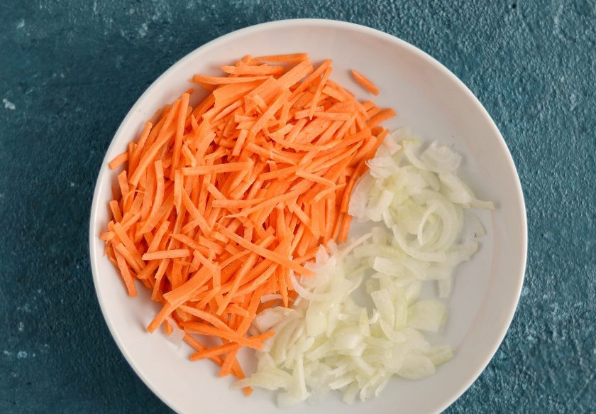 1. Этап. Бурый рис с грибами: Нарежьте морковь соломкой, а лук полукольцами.