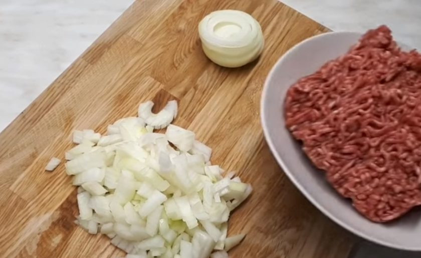 1. Этап. Пастуший пирог (очень вкусный): 1. Картофель очистите, нарежьте, залейте холодной водой, посолите и отварите до готовности. Лук очистите, две луковицы нарежьте кубиками, а одну — колечками.