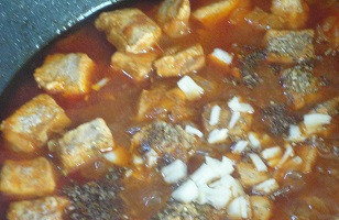 1. Этап. Венгерский гуляш с вином: Измельченную цедру, тмин, майоран и рубленый чеснок добавить в гуляш и еще тушить при медленном кипении 40 -50 минут или, если необходимо, дольше, до готовности мяса.