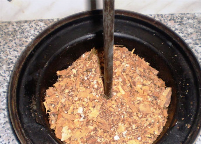 1. Этап. Варено-копченая курица: Подготовьте коптильню – насыпьте немного ольховых опилок, установите поддон для жира, повесьте курицу на шпагате и закройте крышку.