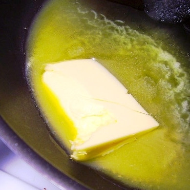 1. Этап. Цыпленок с чесноком и тимьяном: В сковороде растапливаем сливочное масло.