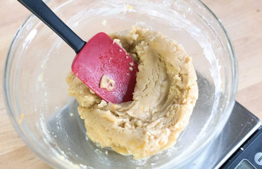 1. Этап. Домашнее песочное печенье: 2. Перемешайте тесто лопаткой и сформируйте его в единый ком, оберните пленкой и отправьте в холодильник на полчаса.