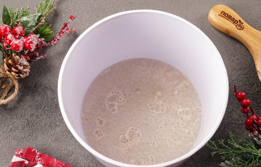 1. Этап. Новогодние пирожки Змейки: Соедините тёплую воду, сахар и дрожжи.