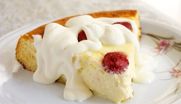 1. Этап. Творожный пирог с бисквитным тестом: Готовому творожному пирогу с бисквитным тестом дайте остыть и подавайте к чаю или кофе с вареньем или сметаной.