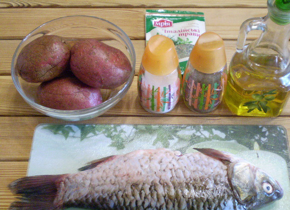 1. Этап. Жареная рыба с картошкой: 1. Приготовим продукты и две сковороды. Не спешите очищать картофель, сначала нужно подготовить рыбу. Разделать, освободить от чешую и промыть.