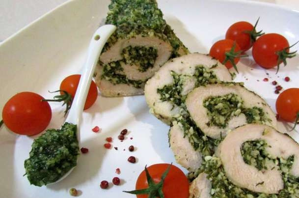 1. Этап. Индейка с соусом Песто: После этого разверните фольгу и готовьте ещё 15 минут. Потом дайте блюду настояться и остынуть. Перед подачей к столу нарежьте рулет, как вам удобнее.