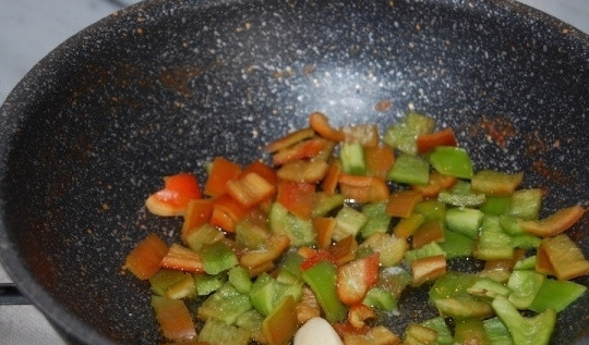 1. Этап. Вкусный суп-пюре: Болгарский сладкий перец почистите, удалив плодоножки, семена, внутренние перегородки, и нарежьте мелкими кубиками. На сковороде, в оливковом масле, обжарьте зубчик чеснока, добавьте нарезанный перец и немного соли.