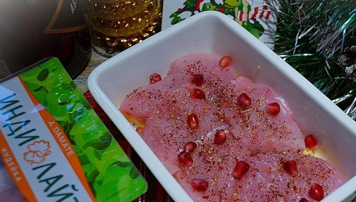 1. Этап. Индейка с ананасами на гриле: На них разложить медальоны индейки, полить коньяком + смесь перцев, соль, зёрна граната.